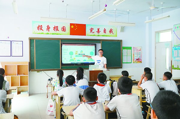 　　队员们为小学生讲解少儿编程。