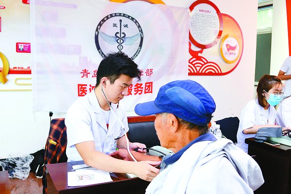 　　为村民测量血压。