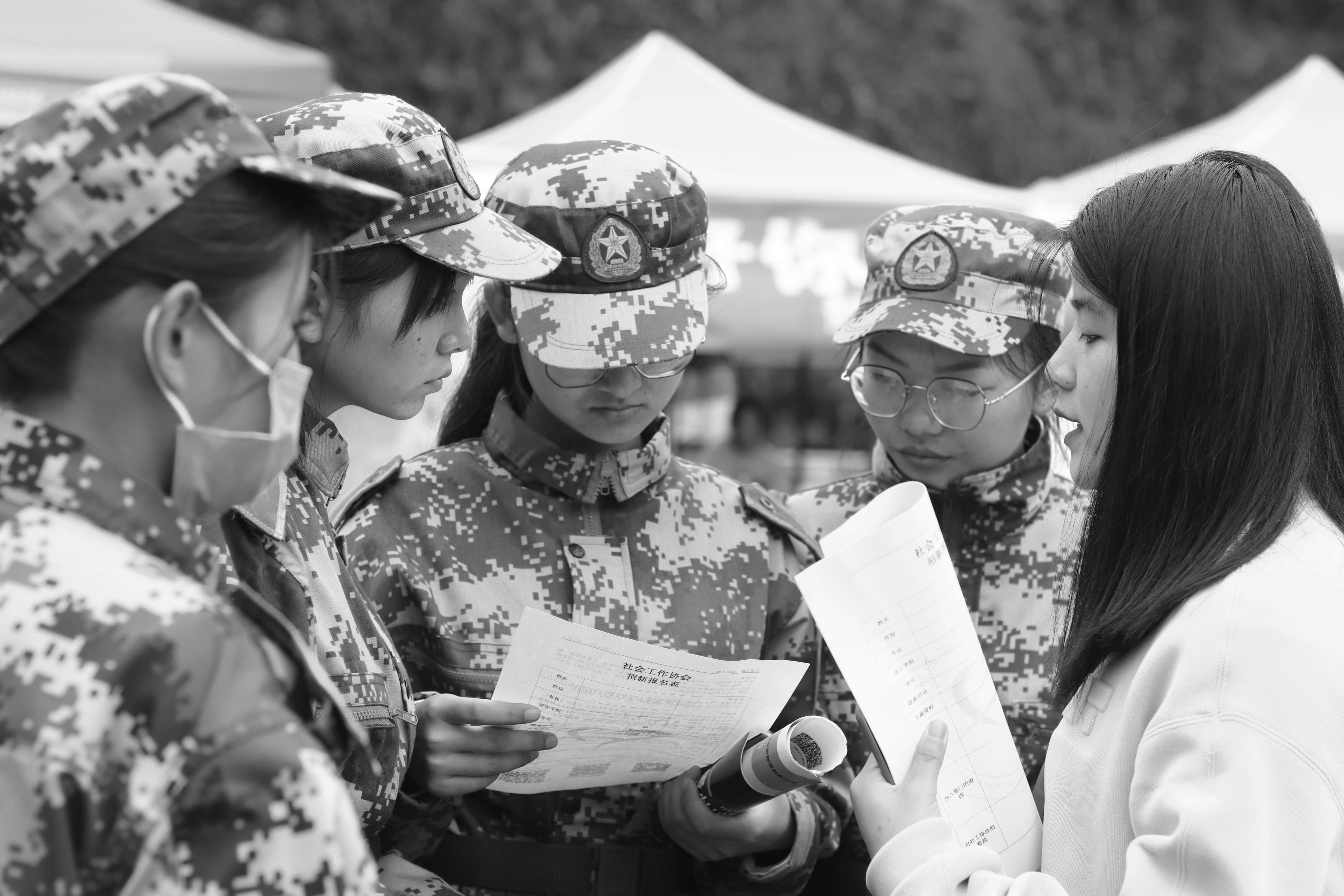 （图为社团成员在给新生作介绍）（图为社团成员在给新生作介绍）