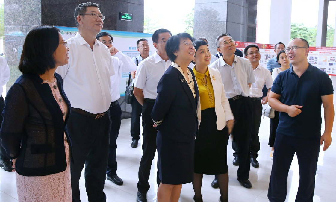 ▲省委常委肖莺子一行在马克思主义学院调研（摄影： 韩茂清）