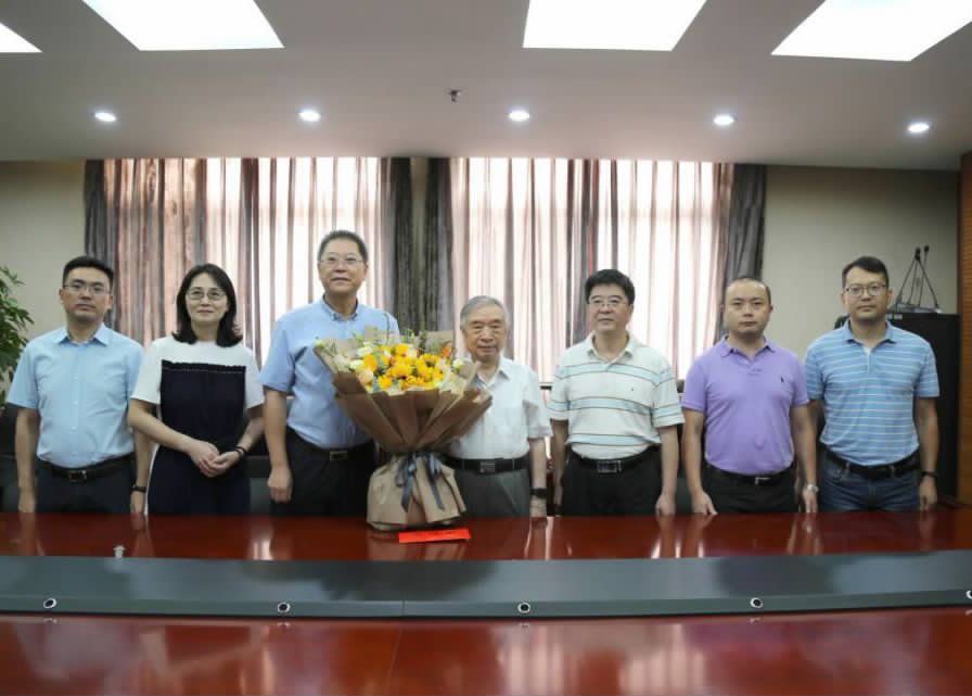 　　9月8日，在第36个教师节到来之际，重庆市委教育工委书记、市教育委员会主任黄政，市教委办公室主任江鹏，人事处处长金玲一行来学校看望慰问向仲怀院士。学校党委书记李旭锋及有关部门负责人陪同。 （高召锋）