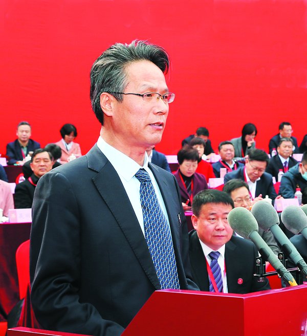 我是教育学部的徐继存.能够作为教师代表发言,我感到非常荣幸.