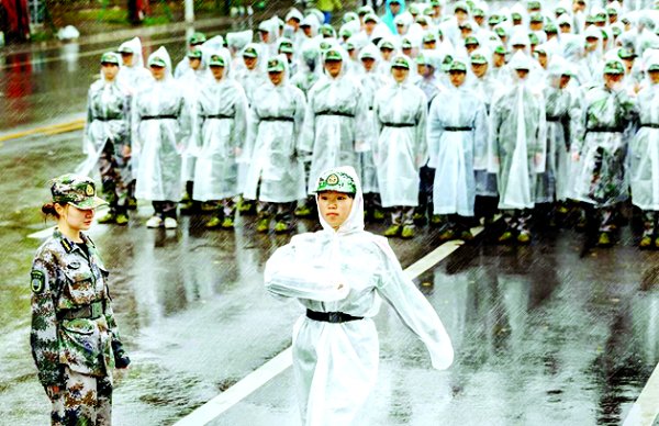 秋雨中伫立的身影，秋风中坚定的步伐。迷彩着身，我自坚持。（方 薇/摄）