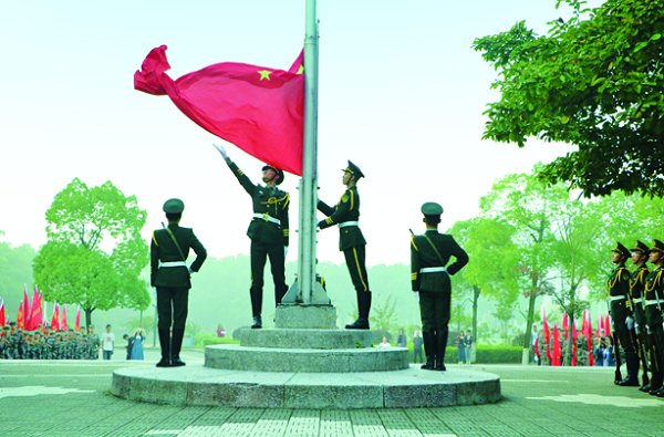 手护红旗起航，心愿家国安康。 （程方圆/摄）