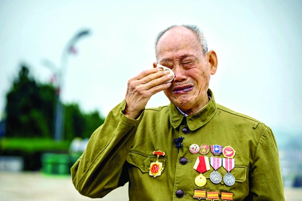 回忆往昔，尚瑞尧在彭德怀元帅铜像前泣不成声。