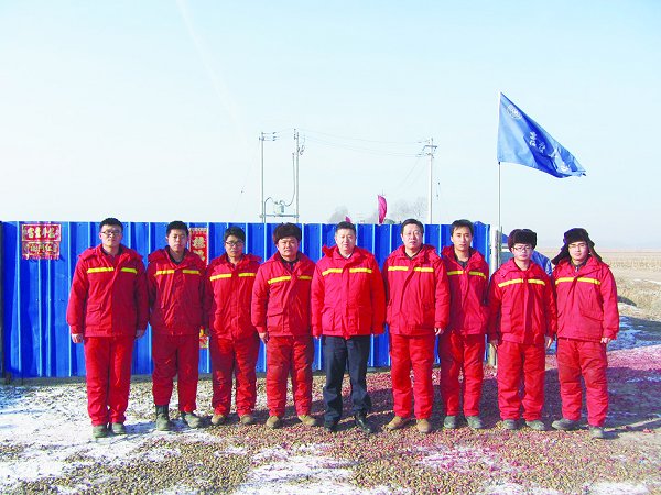 2015年大年初一，孙友宏教授 （中）与郭威 （右四）团队成员在野外试验场