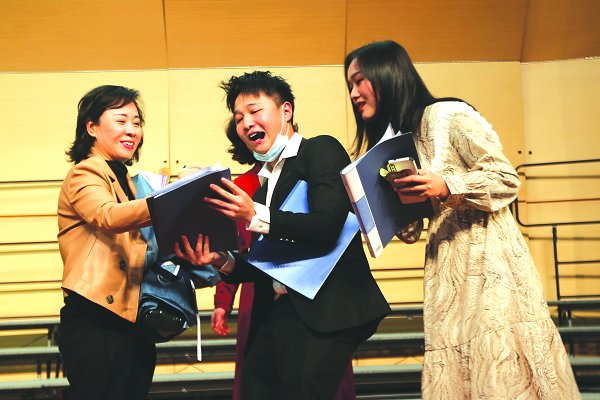 张立萍现场指导学生