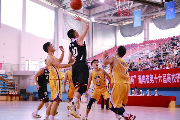 B 11月1日至7日,由湖南省教育厅主办的“中交路桥华南杯”湖南省第十六届高校研究生男子篮球联赛在我校举行。经过35场比赛的角逐,我校最终夺得阳光组冠军。自小组赛以来,我校研究生男篮队一直保持全胜战绩。决赛中,我校与上届比赛阳光组冠军中南林业科技大学重逢,以82:66的绝对优势勇夺冠军,创造了我校在该赛事中的最好成绩。图为阳光组决赛中,我校队员突破对手防线投篮。(文/冯砾琬李静图/关茗予) B 11月1日至7日,由湖南省教育厅主办的“中交路桥华南杯”湖南省第十六届高校研究生男子篮球联赛在我校举行。经过35场比赛的角逐,我校最终夺得阳光组冠军。自小组赛以来,我校研究生男篮队一直保持全胜战绩。决赛中,我校与上届比赛阳光组冠军中南林业科技大学重逢,以82:66的绝对优势勇夺冠军,创造了我校在该赛事中的最好成绩。图为阳光组决赛中,我校队员突破对手防线投篮。(文/冯砾琬李静图/关茗予)