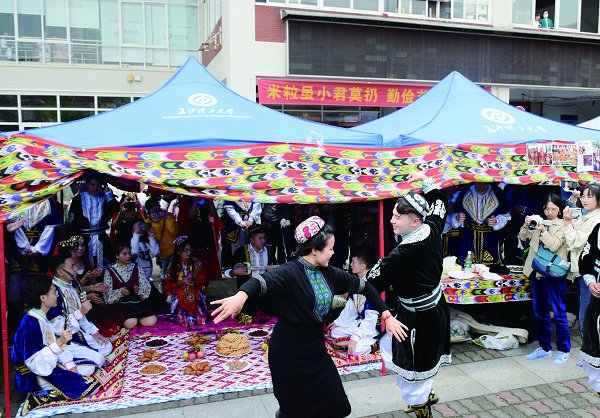 11月3日,我校“弘中国风,扬民族韵”第五届民族文化节在云塘校区汀香园前坪举行。活动通过陈列民族特色精美服饰、品尝民族特色风味美食、表演民族特色歌舞节目等形式,展示了汉族、维吾尔族、哈萨克族、蒙古族、回族等民族文化。各展区还现场展示了疫情期间民族学子抗击新冠肺炎疫情的先进事迹报道。图为民族文化节活动现场,同学们在展区前载歌载舞。(文/刘爽图/吴宗喆) 11月3日,我校“弘中国风,扬民族韵”第五届民族文化节在云塘校区汀香园前坪举行。活动通过陈列民族特色精美服饰、品尝民族特色风味美食、表演民族特色歌舞节目等形式,展示了汉族、维吾尔族、哈萨克族、蒙古族、回族等民族文化。各展区还现场展示了疫情期间民族学子抗击新冠肺炎疫情的先进事迹报道。图为民族文化节活动现场,同学们在展区前载歌载舞。(文/刘爽图/吴宗喆)