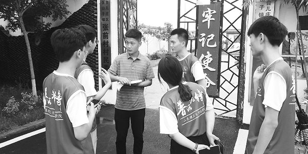 !!法学院“普法先锋”实践团成员为村民进行法治宣讲