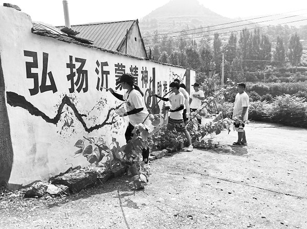 !!农业工程与食品科学学院“兴岱崮农、赴沂助梦”乡村振兴实践团西上峪村墙绘进行时
