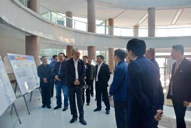 参观学院教学科研成果展