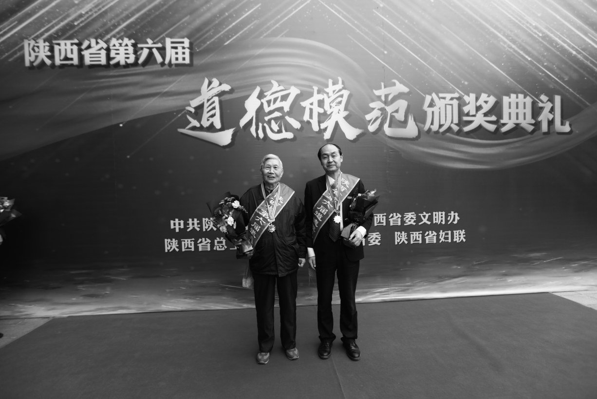 左为王世绍，右为施秉银