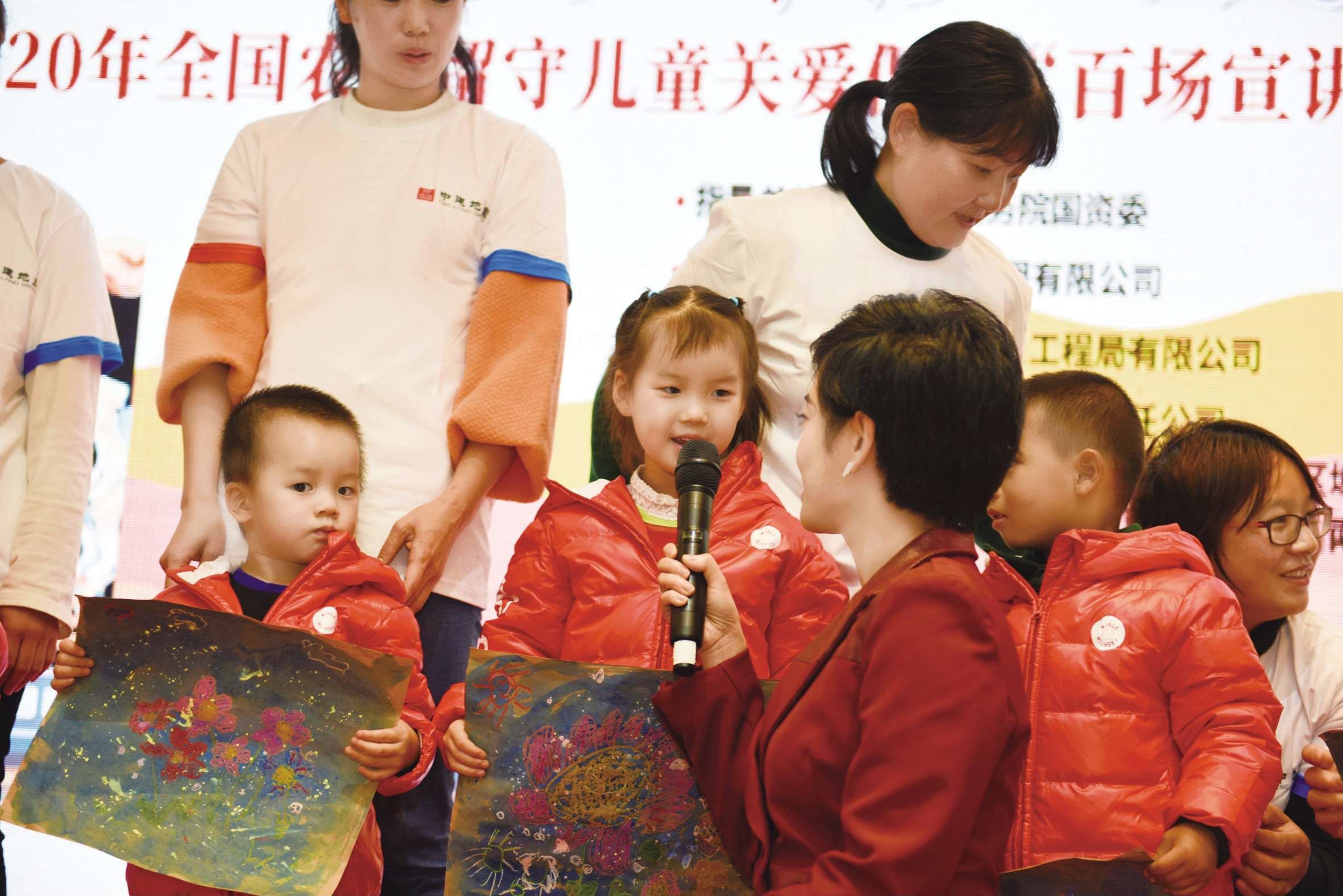 10 月29日，北京中建地产公司承办全国留守儿童关爱保护“百场宣讲进工地”活动，通过文艺展演、画展等环节，助农民工工友和留守儿童团聚，为孩子们送去关怀和温暖。　　毕一凡／摄