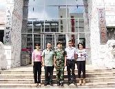学校领导和老师为他送行 学校领导和老师为他送行