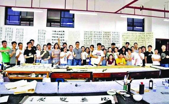 黄达海参加书法专业主题班会,为同学们鼓劲。