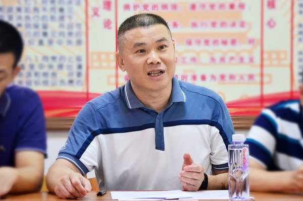 叶德波接受记者采访。