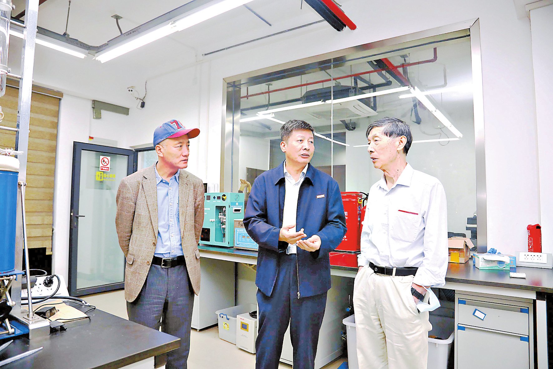 陈立泉院士 陈立泉院士 ( (右 右) ) 参观国家大学科技园和能源与环境光催化国家重 参观国家大学科技园和能源与环境光催化国家重点实验室 点实验室 蓝苗 蓝苗 摄 摄