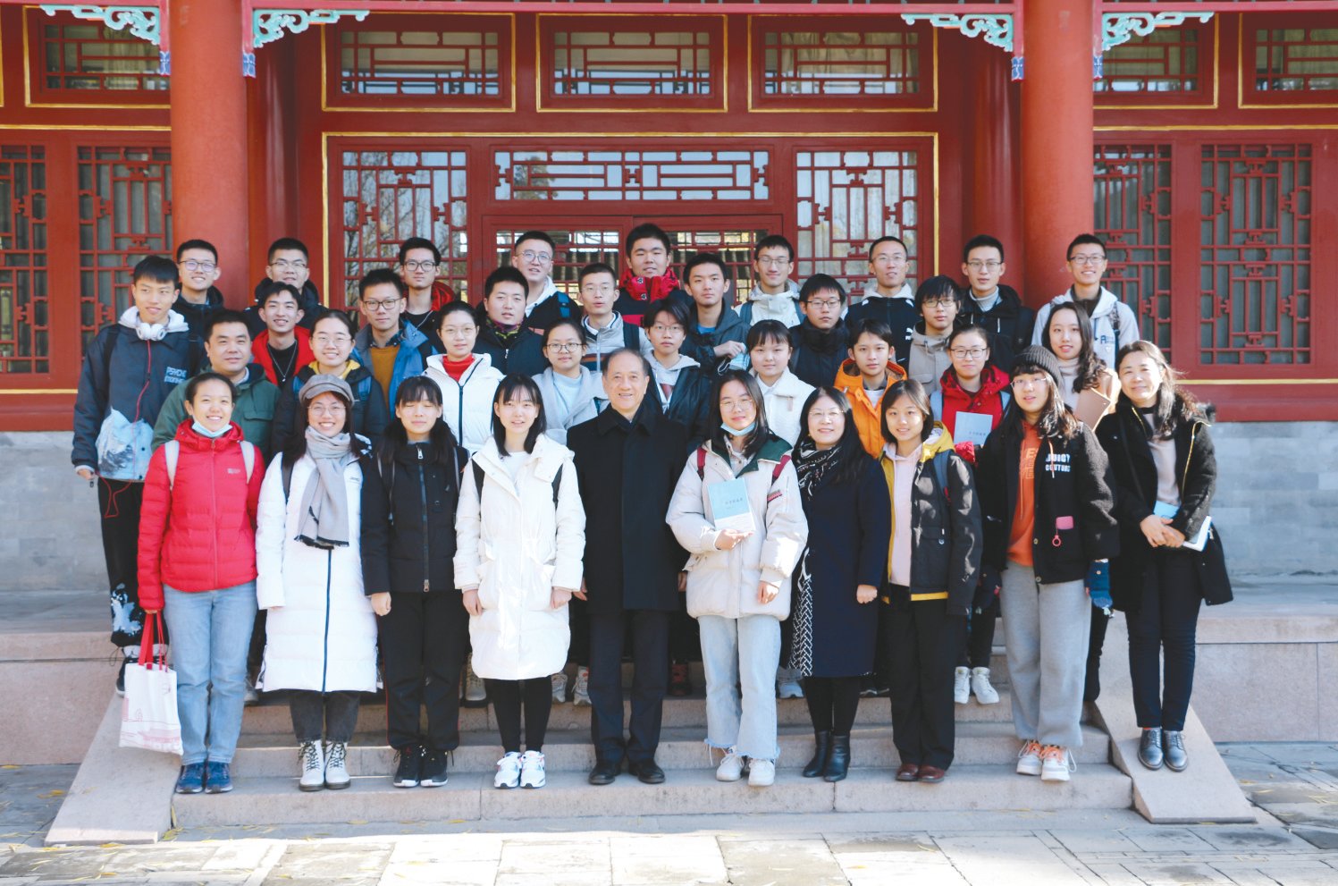 20202020年11 11月22 22日,基础医学博雅学堂班的同学与韩启德院士举行 基础医学博雅学堂班的同学与韩启德院士举行“与大 与大师面对面师面对面”活动后合影 活动后合影