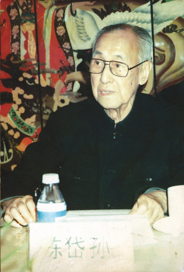 19951995年,陈岱孙在经济学院为他举办的 陈岱孙在经济学院为他举办的95 95华诞庆祝会上华诞庆祝会上