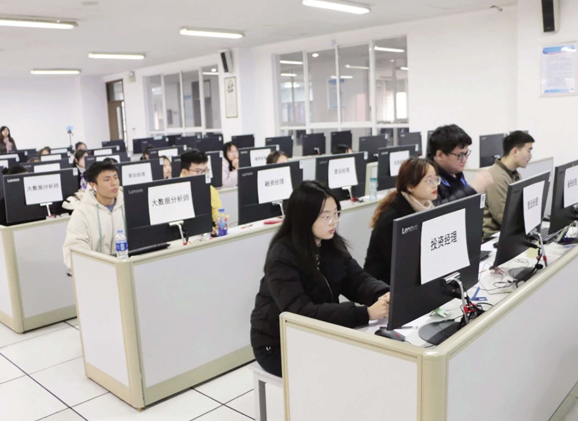 12 月 4 日,第 三 届 湖 南 省大 学 生 财 务 大数 据 应 用 能 力竞赛 (资格赛)在我校开幕。5日,来自省内 36所 高 校 的 127支队 伍、508 名队员同场竞技。我 校 派 出 的 7支 代 表 队 以 优异 成 绩 全 部 入围决赛。大赛依托“云上实训”竞赛平台进行,通过平台提供真实完善的各类公司运营数据,各参赛队伍的 4 名成员分别担任大数据分析师、融资经理、投资经理、营运经理角色,对数据进行整理并在此基础上对指定上市公司企业进行投资、融资和营运管理分析,进行可视化呈现。图为比赛现场。(文 / 朱晋 图 / 刘敏)