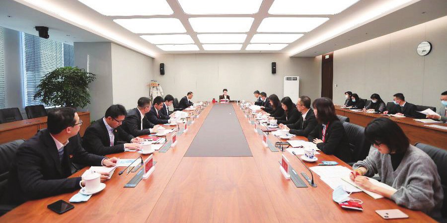 李庆萍主持召开民主生活会征求意见建议座谈会