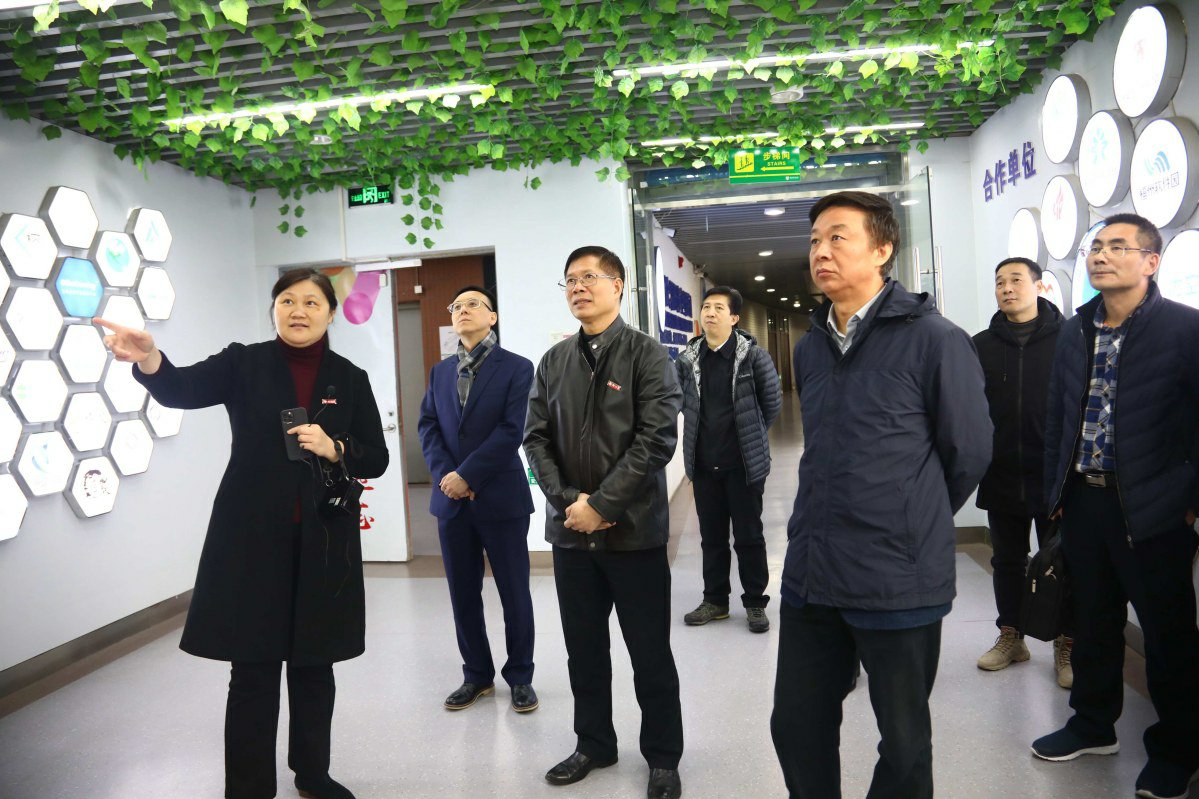 张天明书记陪同参观阳光众创空间 张天明书记陪同参观阳光众创空间 蓝苗 蓝苗 摄 摄