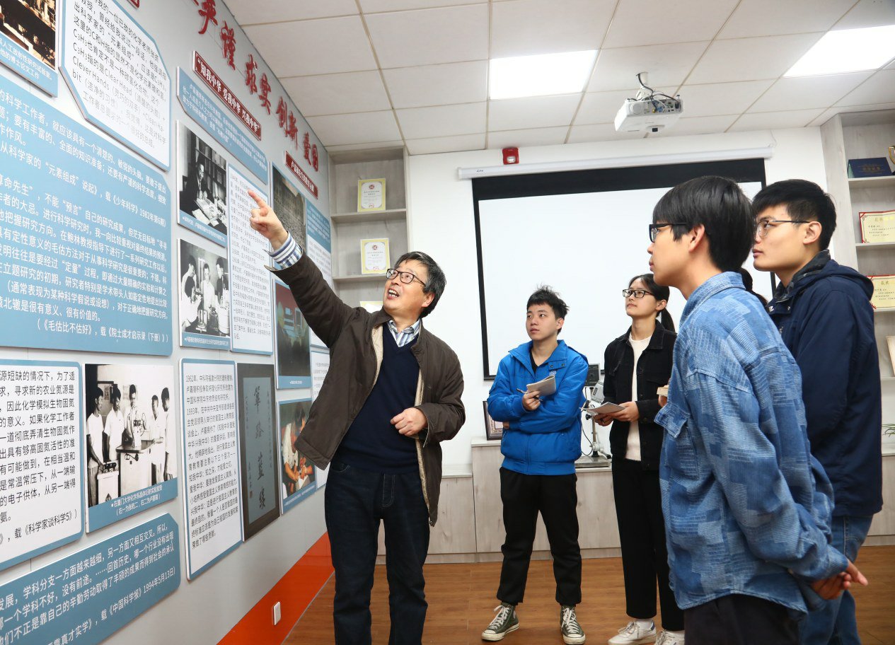 福州大学袁耀峰教授将嘉锡精神融入化学类课程思政建设福州大学袁耀峰教授将嘉锡精神融入化学类课程思政建设。 。 蓝苗 蓝苗 摄 摄