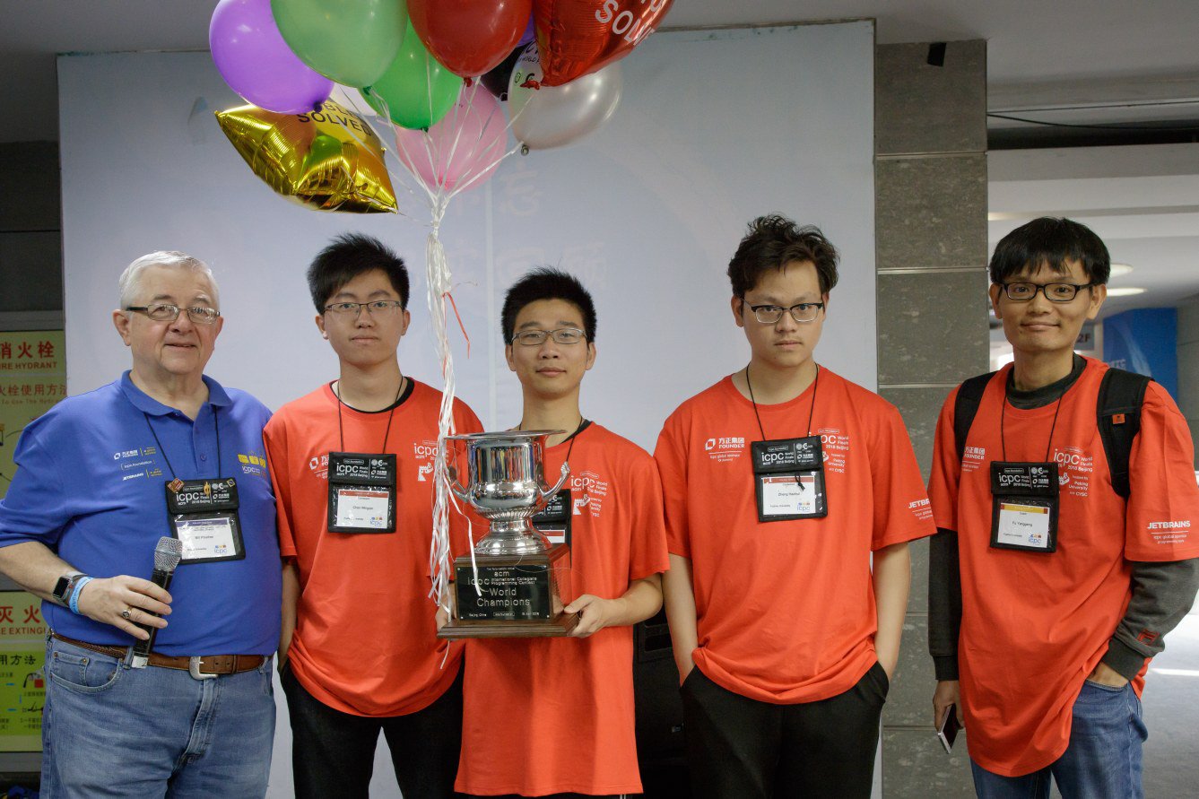 ▲ ▲2018 2018年福州 年福州大 学 参 加 第 大 学 参 加 第42 42 届 届 ACM ACM 全 全球总决赛 球总决赛, , 邹 邹鹏 鹏 ( (中 中) 、 ) 、 郑浩 郑浩晖 晖 ( (右二 右二) ) 同时 同时作为参赛队伍 作为参赛队伍Pachirisu Pachirisu 的队 的队员参赛 员参赛。 。