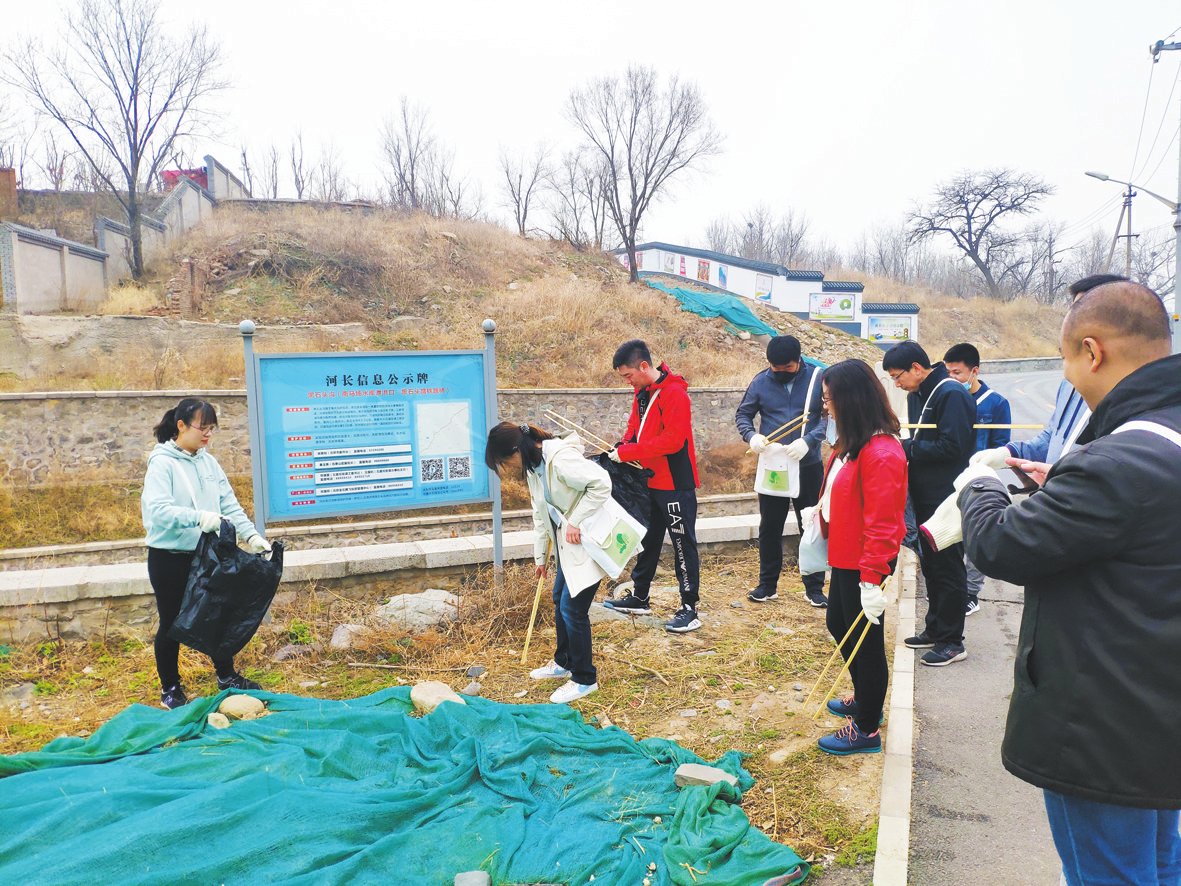 社區居民與巡河員沿黑石頭溝撿拾零散垃圾、 擦拭河長制公示牌、 清理黑陳路邊溝小微水體雜物。
