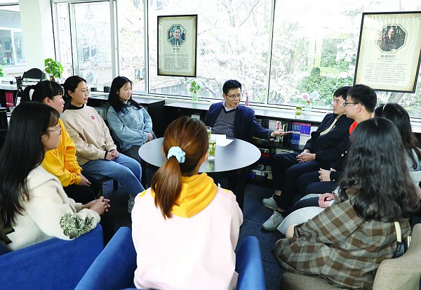 3月25日下午,校长王建力走进学生公寓,和青藤书院研究生代表面对面,倾听学生所思所想。参加活动的还有校研究生处、学工部、化学化工学院等相关部门、学院负责人。 同学们一一与校长交流自己入校学习以来的所思所想,畅谈对未来生活的规划与憧憬。“你们的人生有无限可能,要尽量多汲取能量。研究生学习只有短短两三年,要尽量早做打算,多学多做,积极参加各种学术活动,努力利用现有的各种资源,为今后的发展做好充足的准备。”王建力表示,读研是人生中重要且珍贵的阶段,他希望同学们肩负责任、懂得感恩、早定方向、踏实行动、积极锻炼,与学校共同努力,更好地服务和回馈社会。 (周晶/摄 严许 /文)