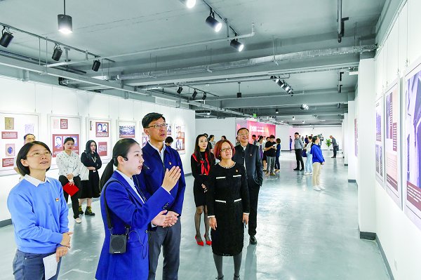 刘承功、刘淑惠等和师生代表观看图片展