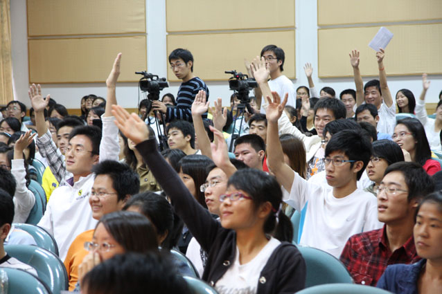 2008年校长见面会举行校领导与学生真诚对话