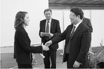 我校首次在海外举行学位颁证仪式