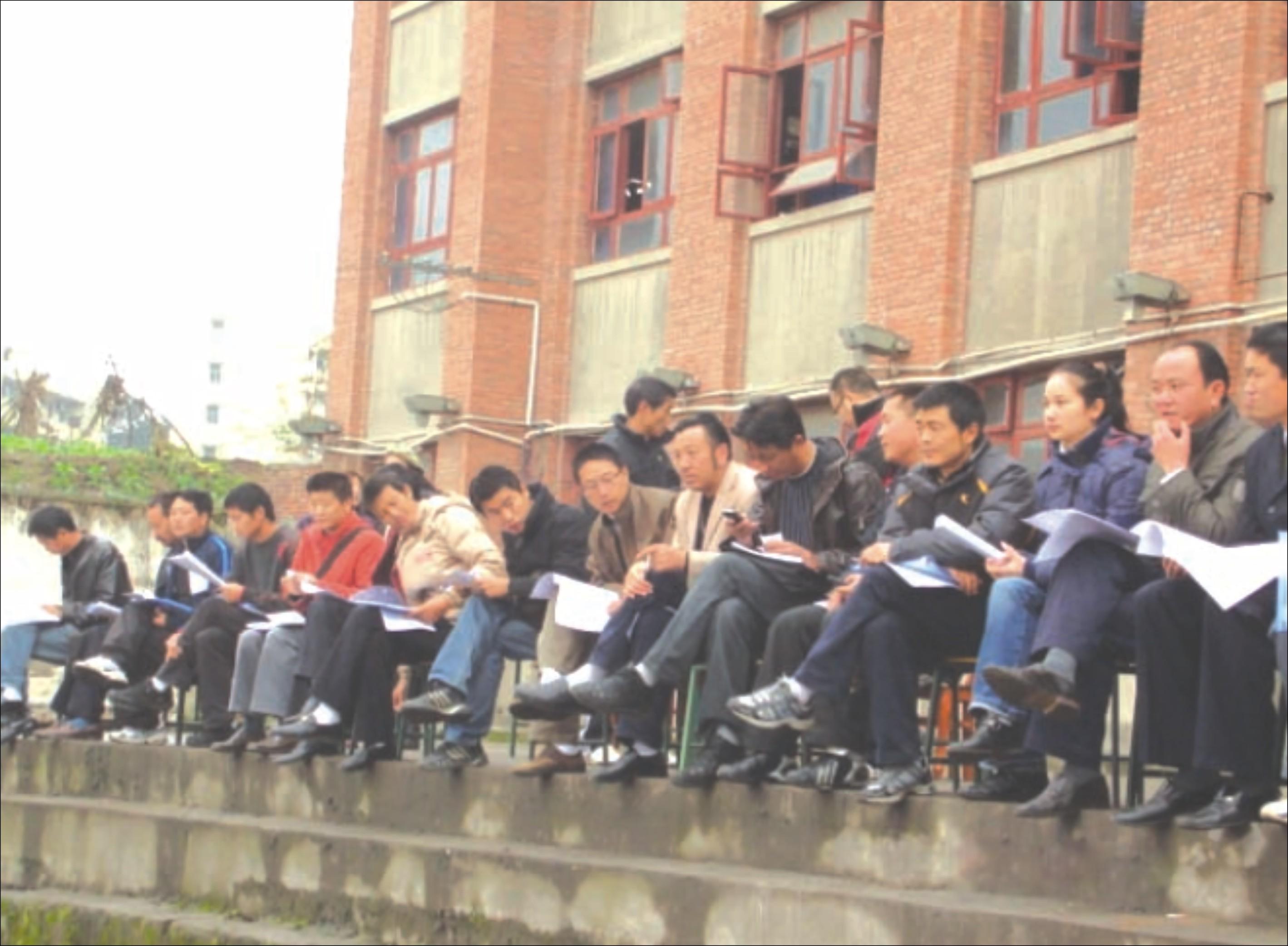 学员观摩高中体育课示范教学   体育学院  摄