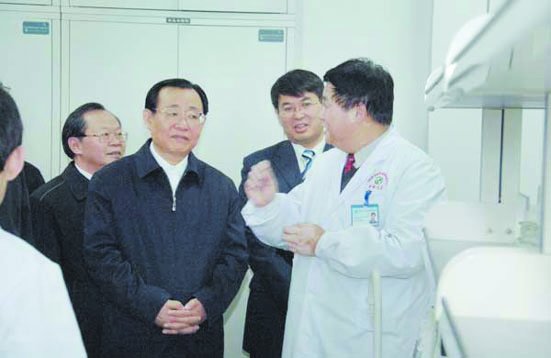 中共中央政治局委员、全国政协副主席王刚视察母