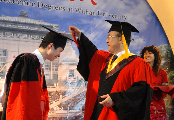 万余珞珈学子学成毕业