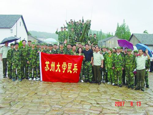 我校民兵開展訓(xùn)練活動(dòng)