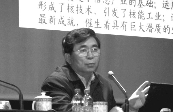 白春礼院士在州大剧院阐论科技发展形势