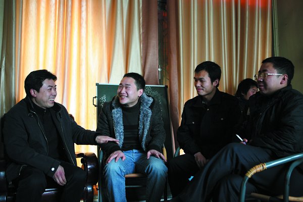 学校走访首届大学生村官