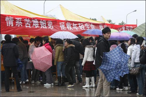 孤兒姐弟真情傳遍荊楚，文理江大師生齊獻(xiàn)愛心