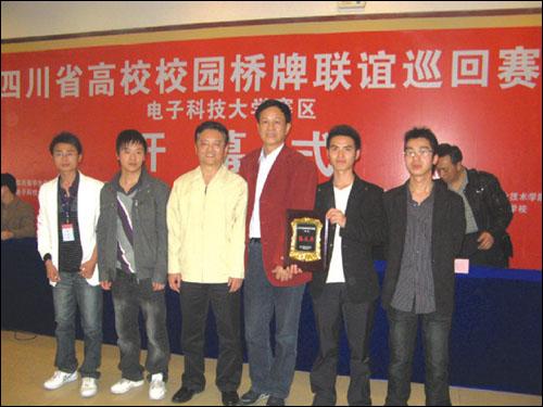 参赛同学与指导老师钱金绪合影  团委  摄