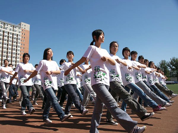 軍訓培養(yǎng)新生的集體觀念和吃苦精神