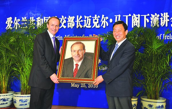 爱尔兰外长迈克尔·马丁访问我校并做演讲