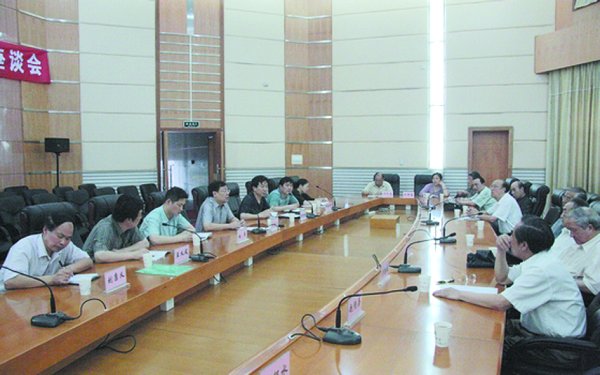 刘建凡与离退休老同志代表座谈