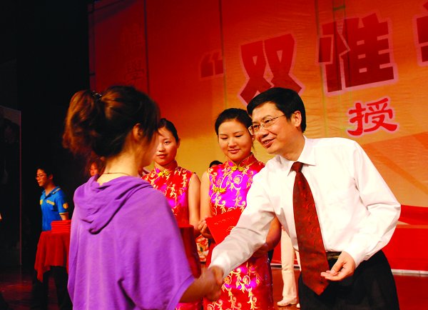 学校举行第二期“双惟学子”证书授予仪式