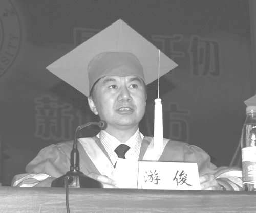我校2010届毕业典礼暨学士学位授予仪式隆重