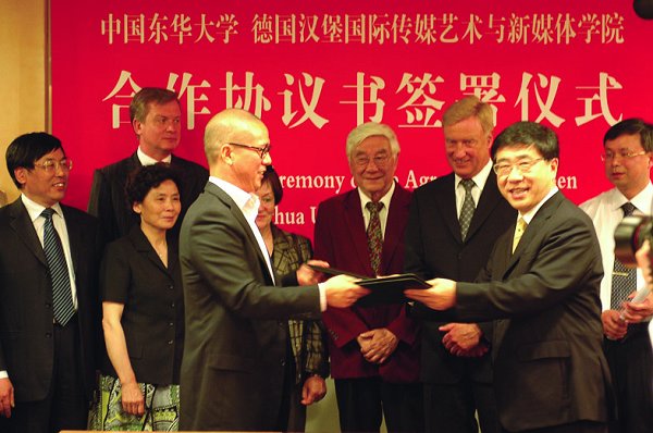 德国汉堡市第一市长欧勒·冯·伯思特访问我校