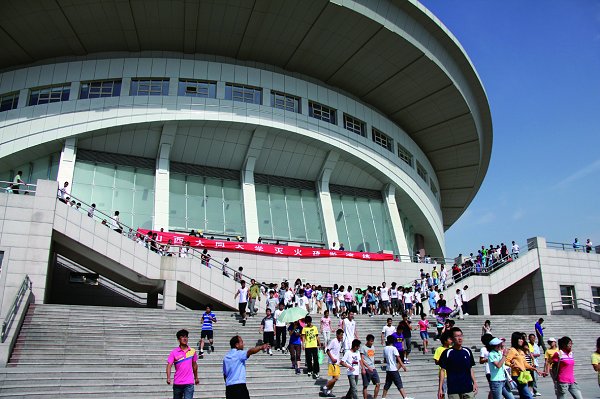 我校在体育馆举行消防演练