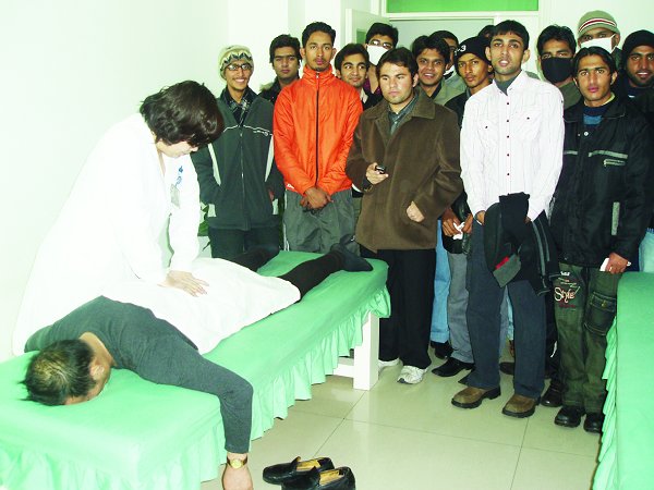 我校留学生参观四附院感受传统中医药文化